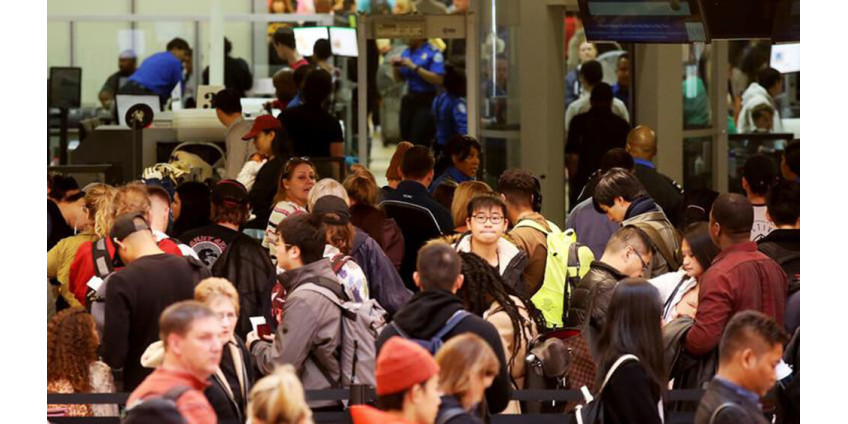 В аэропорту Лос-Анджелеса начались серьезные задержки рейсов из-за непогоды