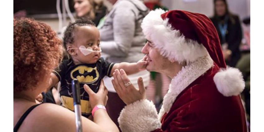 Детей в одной из больниц Лос-Анджелеса посетили необычные мистер и миссис Санта