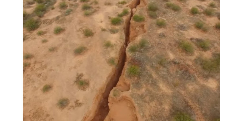 Геологи зафиксировали огромную трещину в Аризоне
