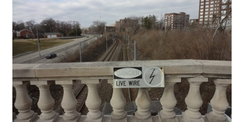 В Лос-Анджелесе на тротуаре можно столкнуться с оголенными проводами