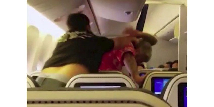 На борту летевшего в Лос-Анджелес самолета американец устроил драку