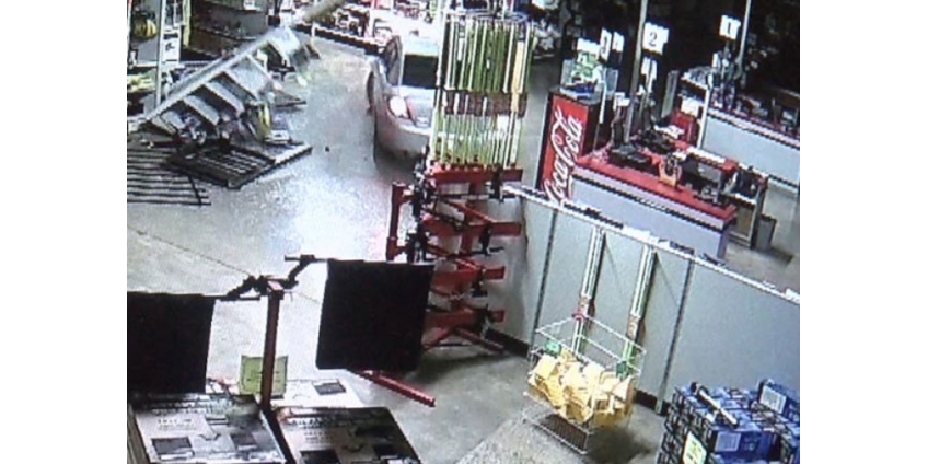 Автомобиль разгромил супермаркет в Аризоне