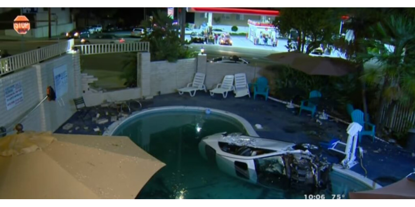 В Лос-Анджелесе автомобиль упал в бассейн с детьми