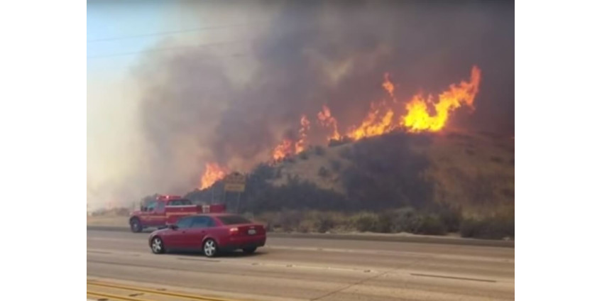 Сотни пожарных был брошены на борьбу с пожаром, разбушевавшимся в результате аварии на калифорнийской трассе