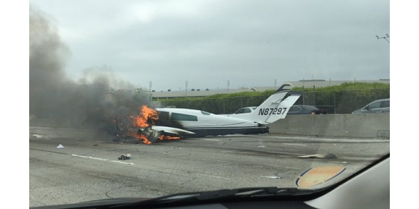 На автостраду в Калифорнии рухнул самолет