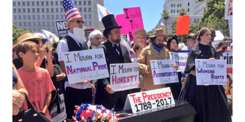 Тысячи жителей Лос-Анджелеса прошли маршем протеста по центру города