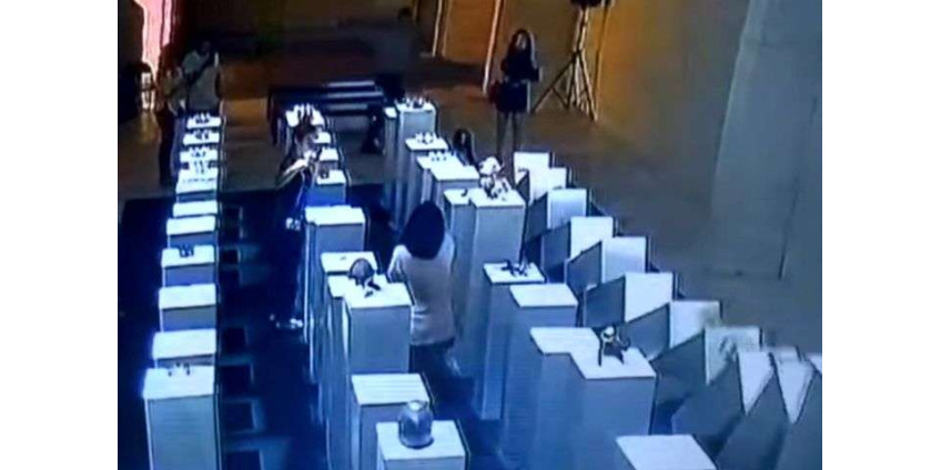 Селфи на $200 тысяч: в Лос-Анджелесе посетительница выставки разбила несколько экспонатов