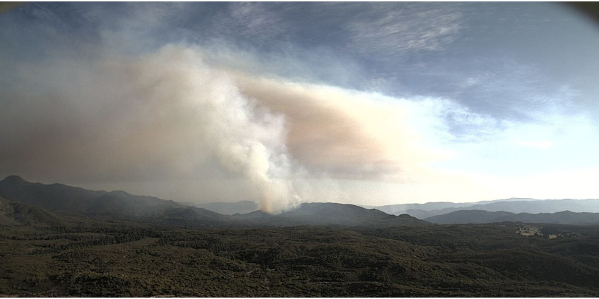 В Сан-Диего пожарные продолжают бороться с огнем