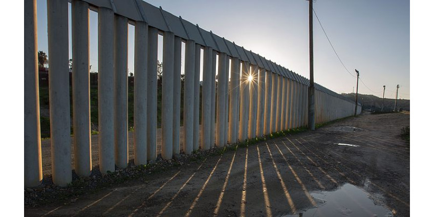 В Сан-Диего стартовало строительство стен на границе с Мексикой