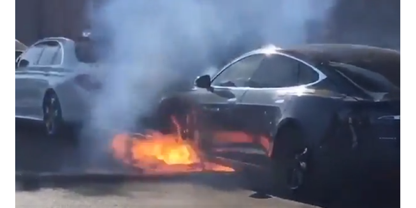 На улице Лос-Анджелеса загорелся электромобиль