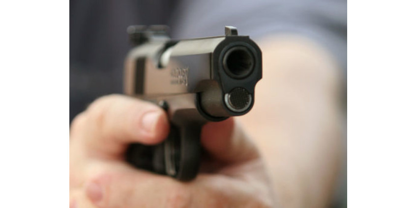 В Лас-Вегасе полицейский расстрелял преступников через лобовое стекло