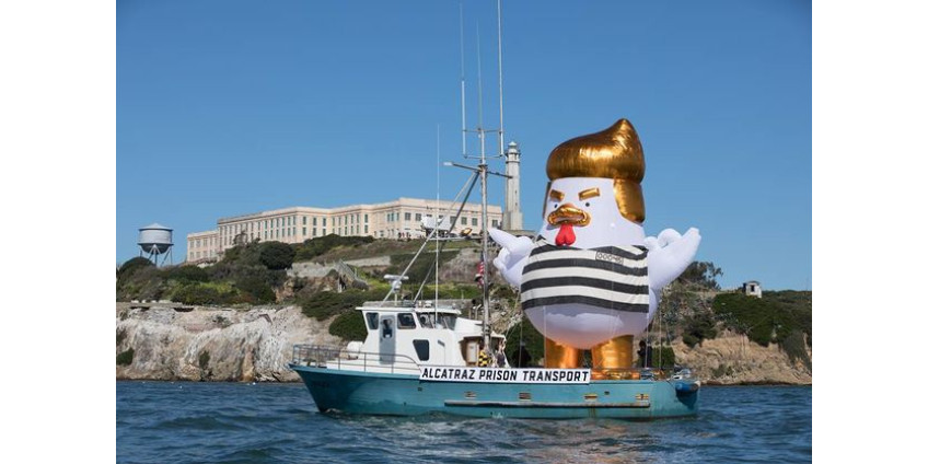 У берегов Сан-Франциско на воду спустили цыпленка-Трампа