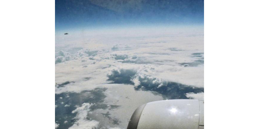 Пассажир самолета снял странные объекты в небе над Невадой