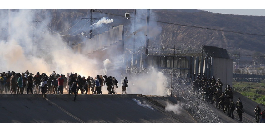 Несколько сотен мигрантов попытались незаконно пересечь границу в районе Сан-Диего