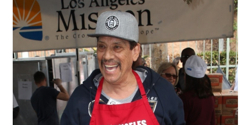 Знаменитости раздавали благотворительные обеды в Лос-Анджелесе