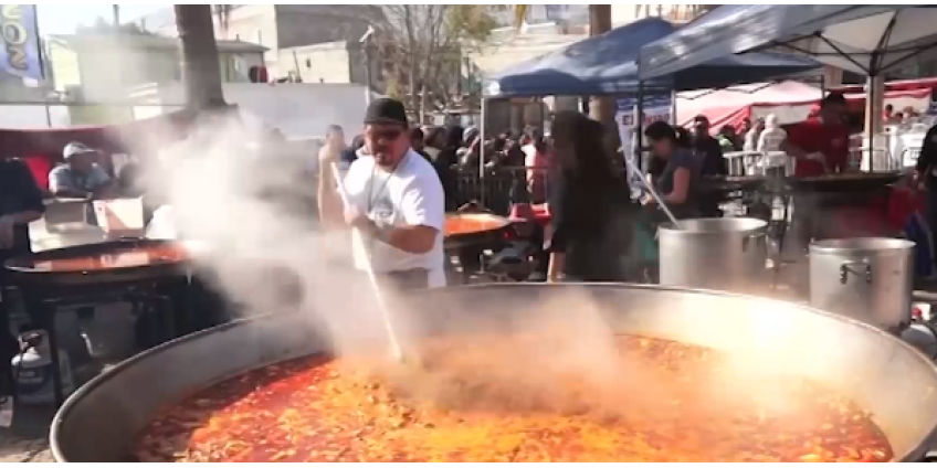 Повара из Сан-Диего приготовили мигрантам удивительную паэлью