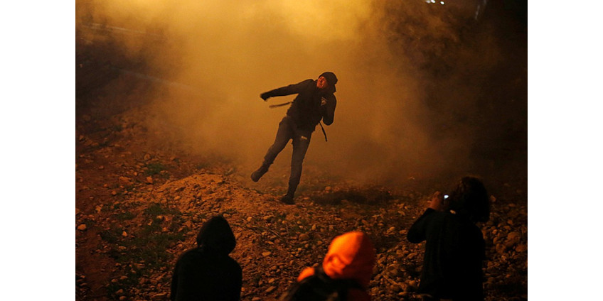 На границе между Сан-Диего и Тихуаной вновь разогнали мигрантов