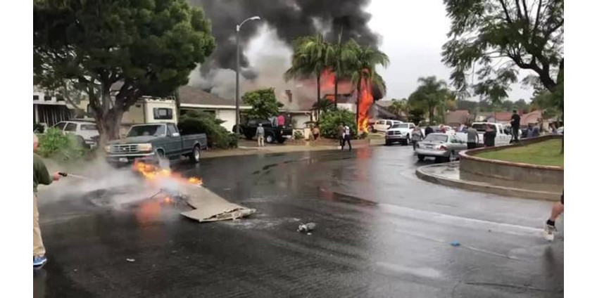 В Калифорнии на жилой квартал упал самолет