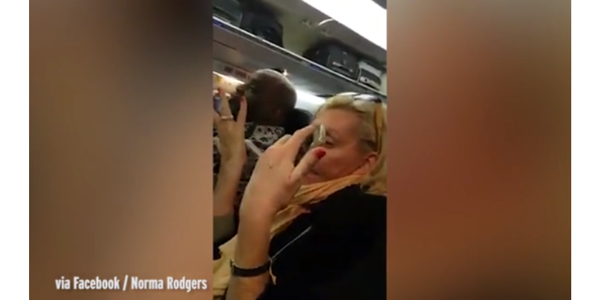 Скандал в самолете в Лас-Вегасе: пассажирка назвала соседей 