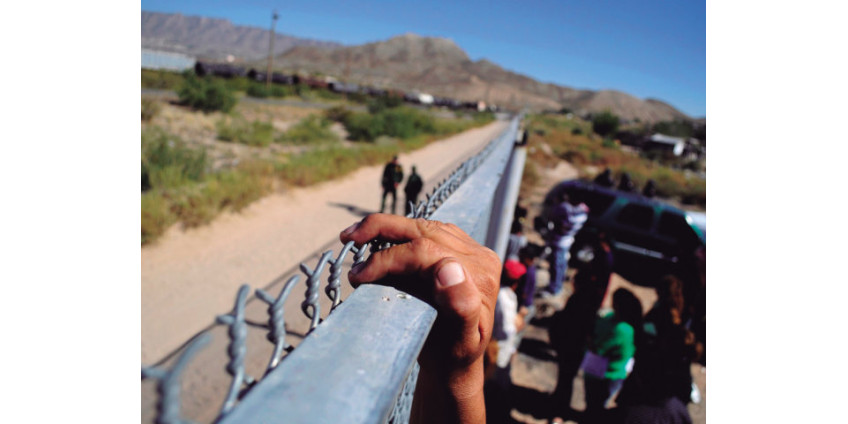 Мигранты в Сан-Диего продолжают штурмовать границу