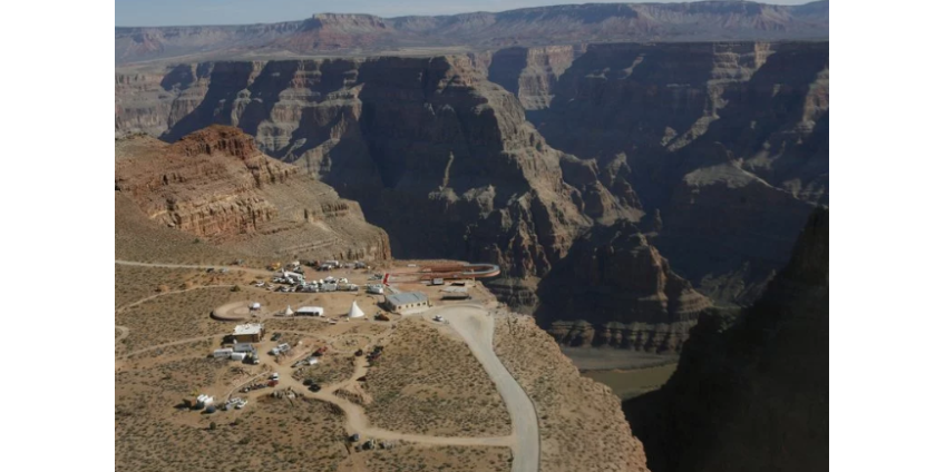 Мужчина в Аризоне разбился, упав со скалы