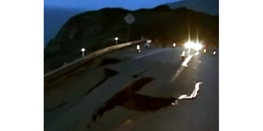 В Калифорнии из-за оползня рухнула автострада