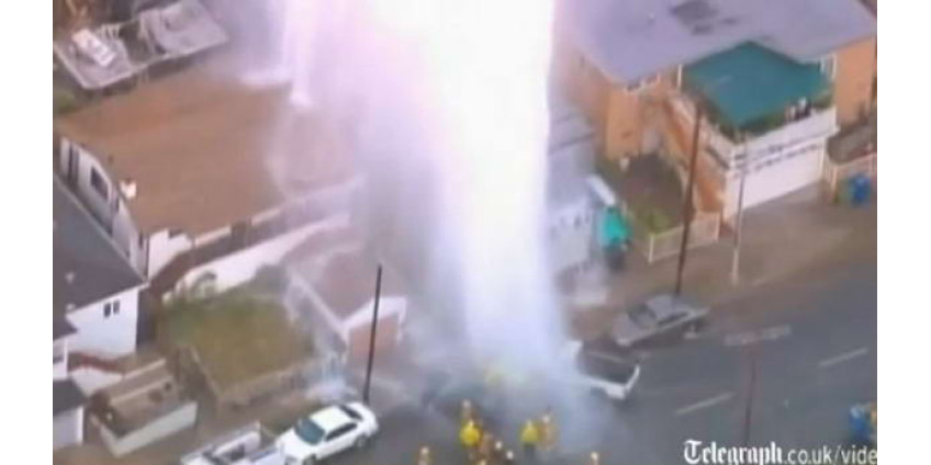 Пожарный гидрант выплеснул 30-метровый столб воды