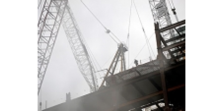 В результате крушения строительных лесов пострадали 11 человек