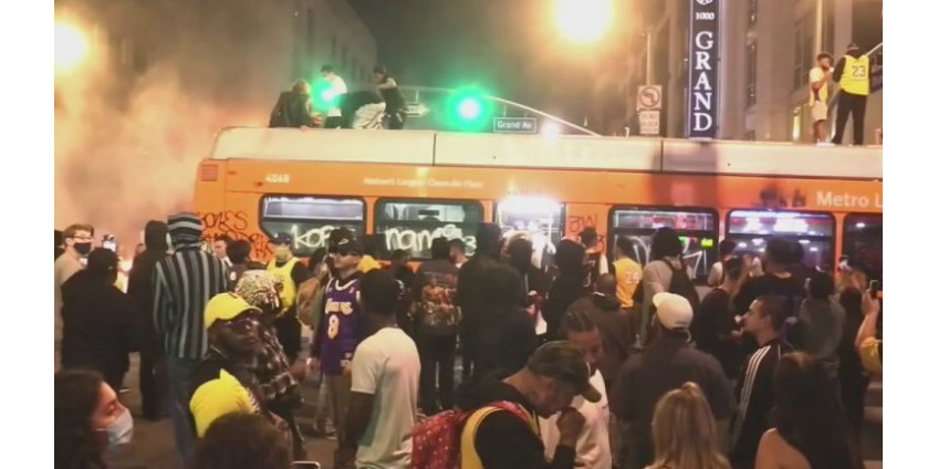 По меньшей мере 76 человек были арестованы в центре Лос-Анджелеса в воскресенье вечером По меньшей мере 76 человек были арестованы в центре Лос-Анджелеса в воскресенье вечером