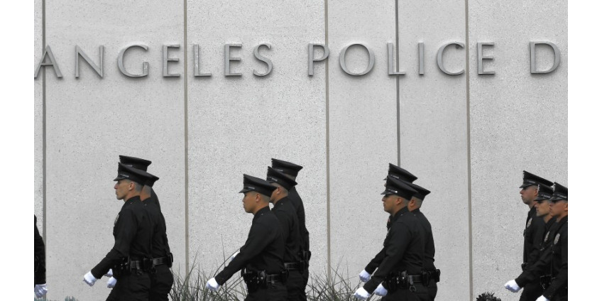 Лос-Анджелес рассматривает возможность увольнения 1900 рабочих, в том числе 951 полицейских. Лос-Анджелес рассматривает возможность увольнения 1900 рабочих, в том числе 951 полицейских.