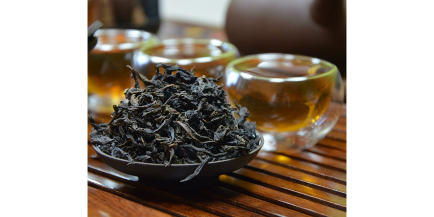 Роскачество развеяло миф о красителях и мусоре в черном чае, но нашло в нем пестициды и кишечную палочку