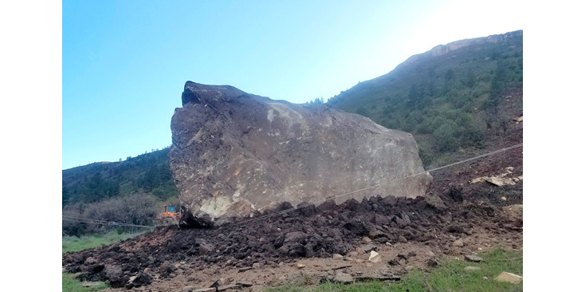 В Колорадо упавший на шоссе валун размером со здание сделают достопримечательностью: легче подвинуть дорогу В Колорадо упавший на шоссе валун размером со здание сделают достопримечательностью: легче подвинуть дорогу