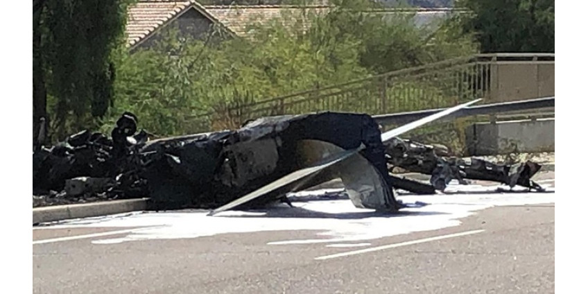 В Финиксе на шоссе рухнул самолет