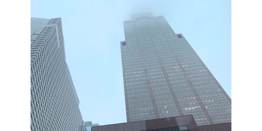 В Нью-Йорке на крышу 54-этажного здания на Седьмой авеню упал вертолет