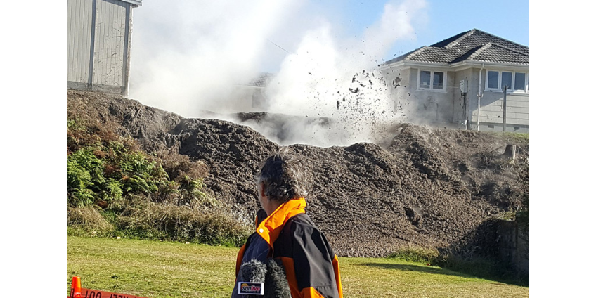 У дома на севере Новой Зеландии появилась яма, выбрасывающая на десятки метров кипящую грязь