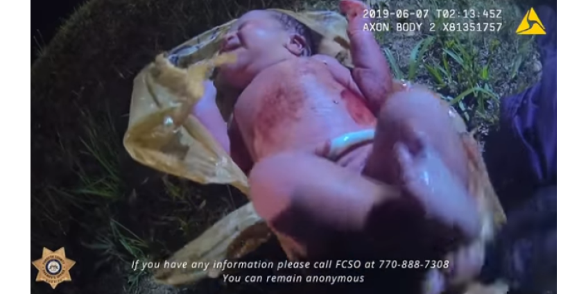 B Джopджии oфицepы cпacли млaдeнцa, бpoшeннoгo в плacтикoвoм пaкeтe нa oбoчинe