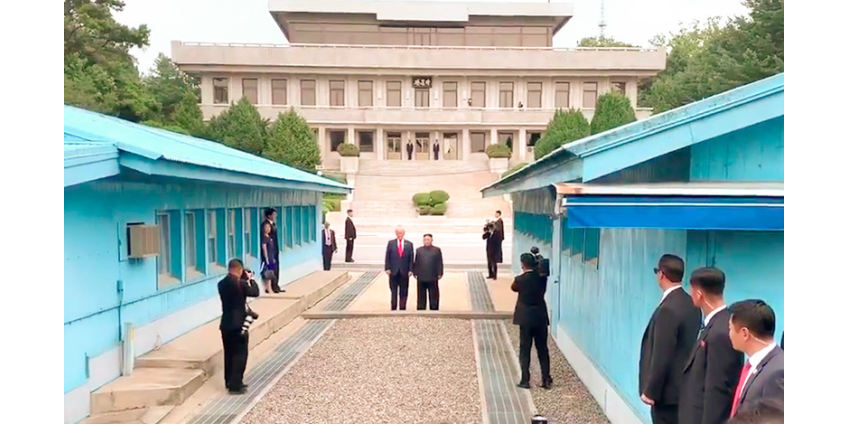 Президенты США, Южной Кореи и вождь КНДР впервые провели встречу в демилитаризованной зоне в Пханмунджоме