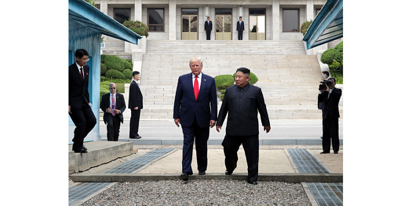 Пресс-секретарь Белого дома получила травмы в драке с журналистами КНДР