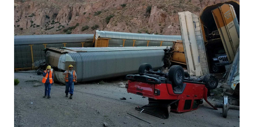 В Неваде сошел с рельсов состав с новыми авто В Неваде сошел с рельсов состав с новыми авто