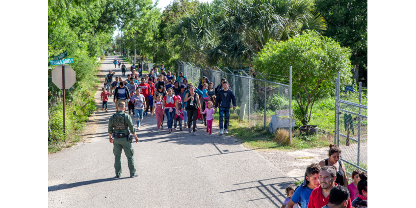 Нелегалов начнут депортировать из США по новым правилам - быстро, без судов и адвокатов