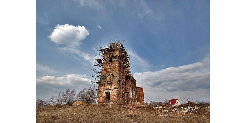 Под Нижним Новгородом нашли мумию, замурованную в стену церковной лавки