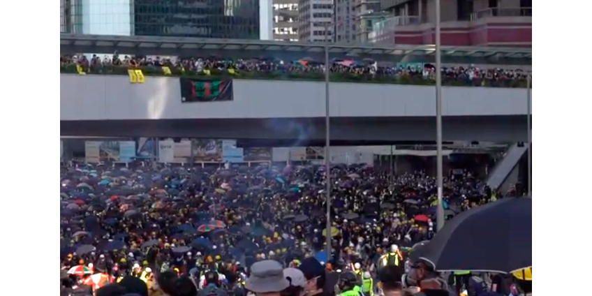 В Гонконге транспортный хаос, полиция применила слезоточивый газ, на демонстрантов напали люди с палками