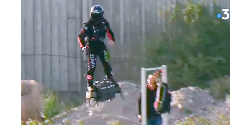 Французскому изобретателю удалось со второй попытки пересечь Ла-Манш на летающей доске