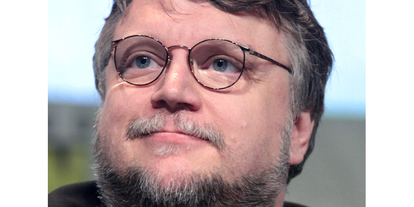 Режиссер Гильермо дель Торо получил именную звезду на голливудской "Аллее славы", посвятив ее иммигрантам