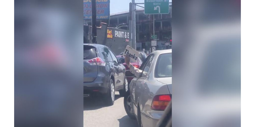 Водитель из Лос-Анджелеса нашел гениальный способ выехать из пробки