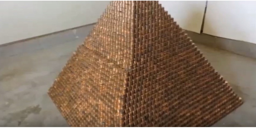 Житель Аризоны объявил, что побил рекорд Гиннесса, построив пирамиду из монет