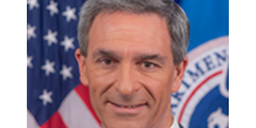 Власти США ужесточат правила выдачи грин-карт мигрантам, живущим на пособия