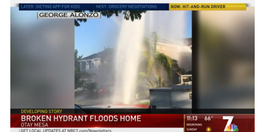 Гейзер, бьющий из пожарного гидранта, сбитого водителем, затопил дом в Сан-Диего и стал причиной беспорядка в Otay Mesa
