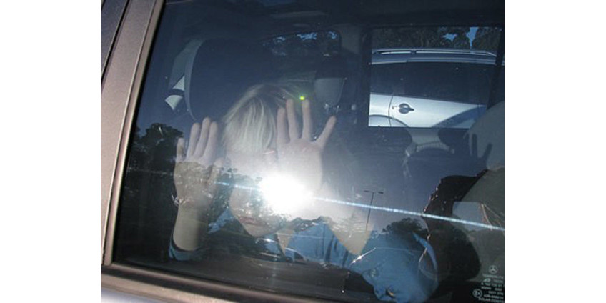 Женщина из Аризоны заперла ребенка в машине и отправилась за покупками