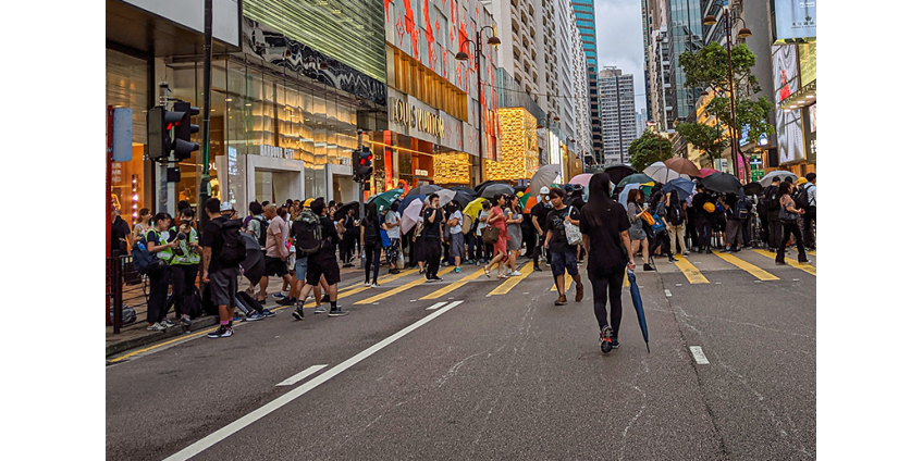 Десятки тысяч жителей Гонконга взялись за руки и образовали живые цепи вдоль трех веток метро